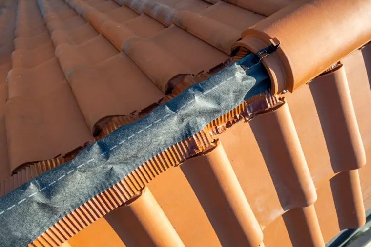 Réparation de faitage abimé par le temps, Dax, TRAVAUX NETTOYAGES HABITAT