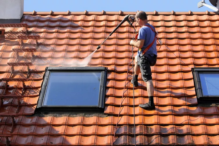 Démoussage de toiture en tuiles plates par un couvreur, Dax, TRAVAUX NETTOYAGES HABITAT