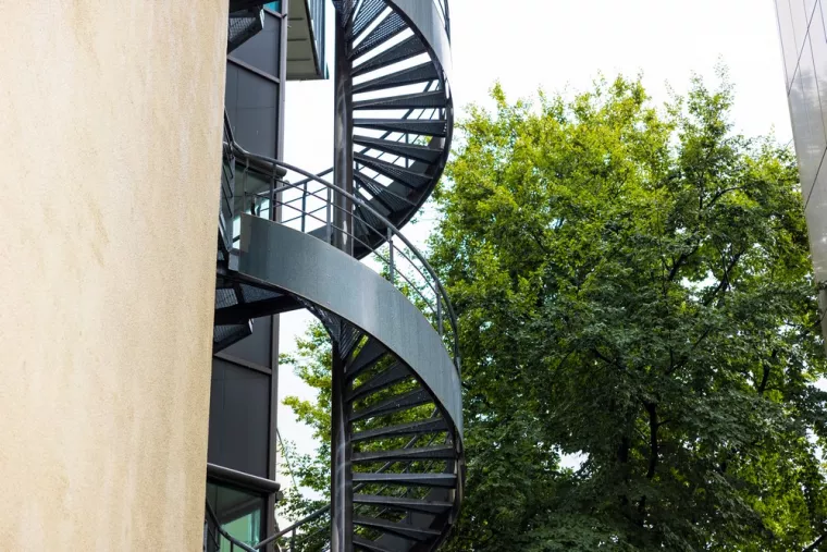 Mise en peinture d'un escalier en colimaçon noir par un peintre, Dax, TRAVAUX NETTOYAGES HABITAT